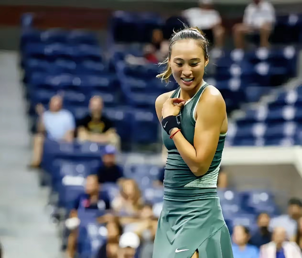 关于阿扎伦卡意外战胜雄鹿，领先优势明显引爆全场！的信息