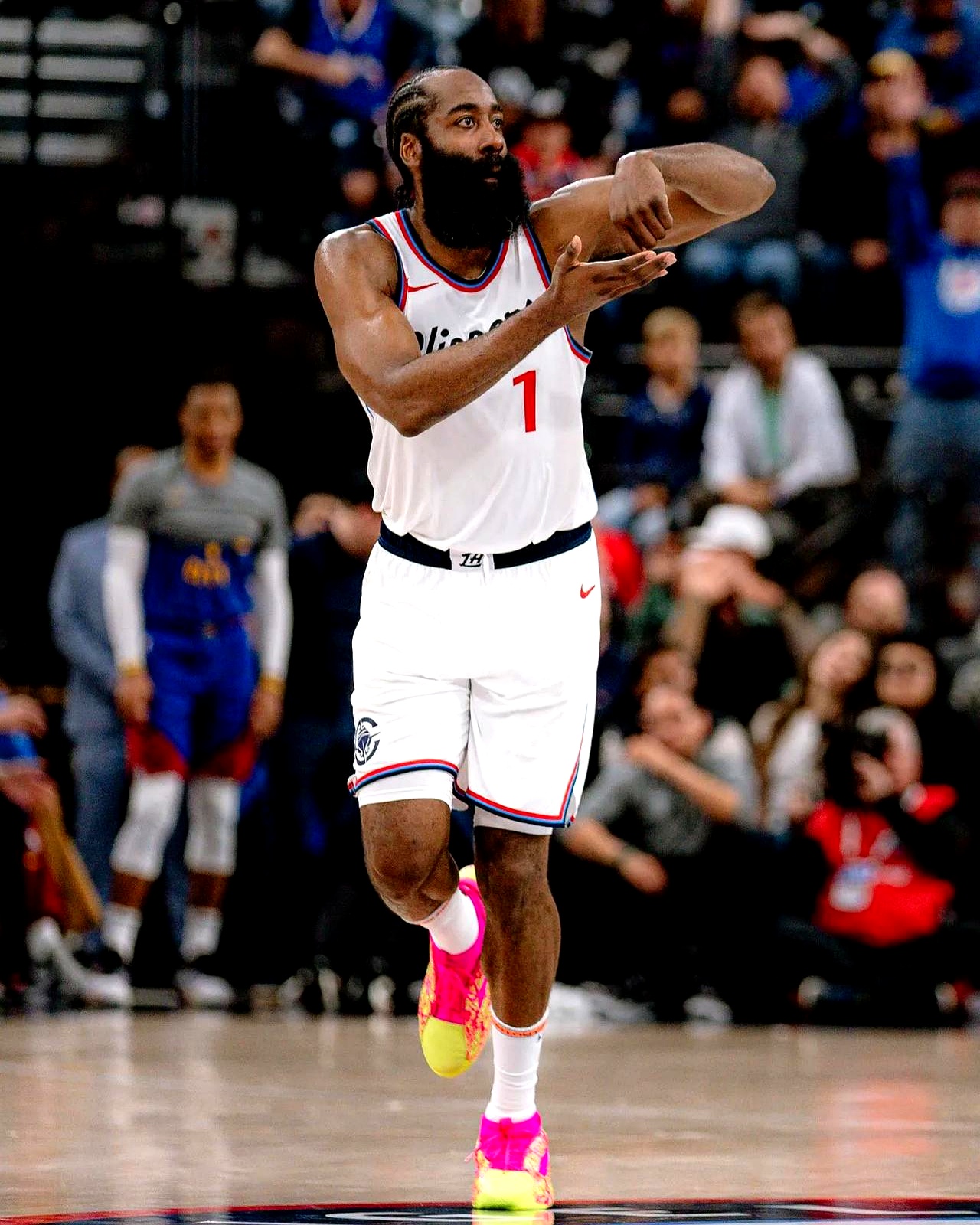 集团官方网站-哈登在IG比赛中晋级下一阶段，出色发挥引发热议！-集团官方网站