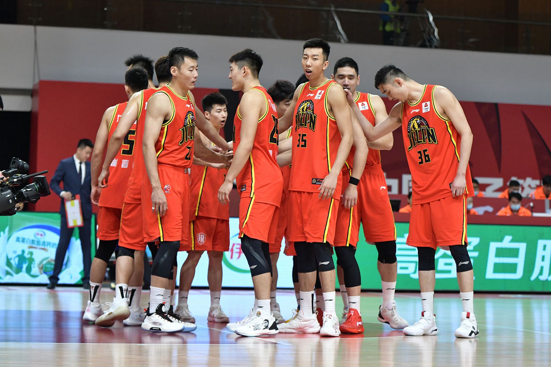 开云线上官网-关于山东男篮发布备战花絮，清晨官宣签约，CBA常规赛任务艰巨，更衣室氛围转暖的信息-开云线上官网